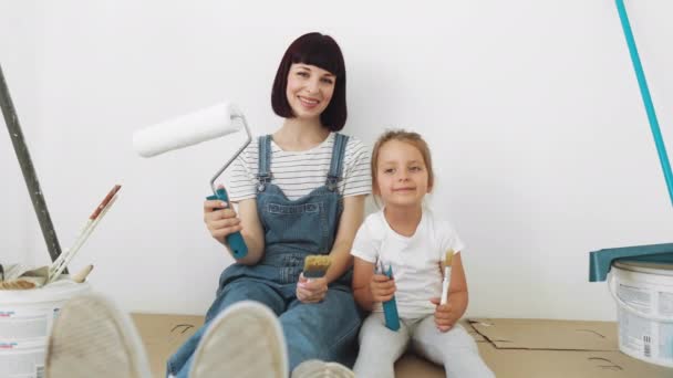 Família Feliz Mãe Filha Brincando Enquanto Desfruta Renovação Seu Quarto — Vídeo de Stock