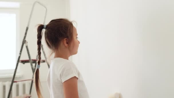 Reparatie Het Appartement Gelukkig Schattig Kind Meisje Schilderen Van Muur — Stockvideo