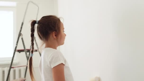 Reparación Apartamento Feliz Niña Linda Pintando Pared Con Rodillo Pintura — Vídeo de stock