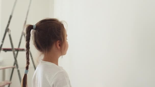 Schattig Klein Peuter Meisje Schilderen Van Muur Met Witte Kleur — Stockvideo