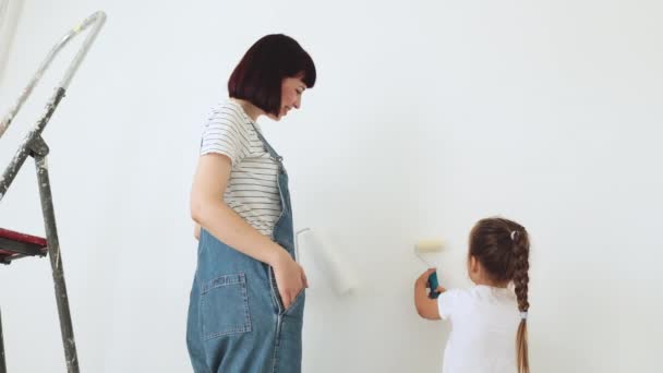 아파트를 수리한다 어머니와 귀여운 가족의 모습을 뒤돌아보면서 페인트를칠 — 비디오