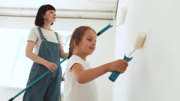 Sonriente Niña Años Edad Sostiene Rodillo Pintura Sus Manos Niño — Vídeo de stock