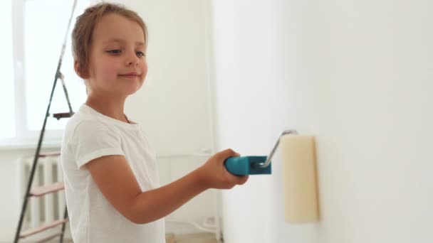 Reparatie Het Appartement Gelukkig Schattig Kind Meisje Schilderen Van Muur — Stockvideo