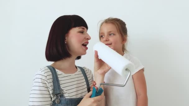 Gelukkig Gezin Jonge Blanke Moeder Haar Schattige Dochter Zingen Schilderen — Stockvideo