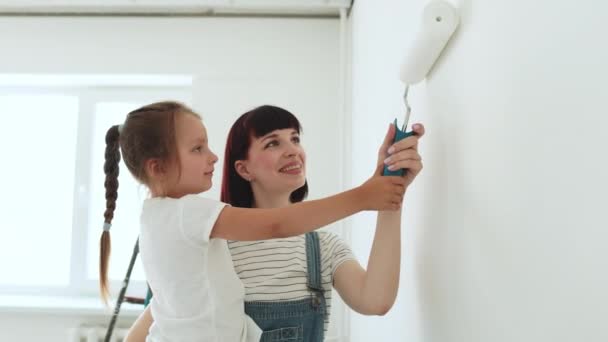 아파트를 수리한다 엄마와 페인트를칠 어머니는 로울러 벽을칠 하도록 — 비디오