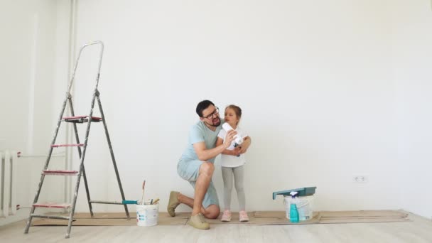 코카서스 아버지와 귀여운 노래를 부르고 페인트를칠 아파트 — 비디오