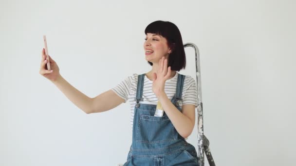 Fille Aux Cheveux Rouges Avec Sourire Mignon Tient Rouleau Peinture — Video