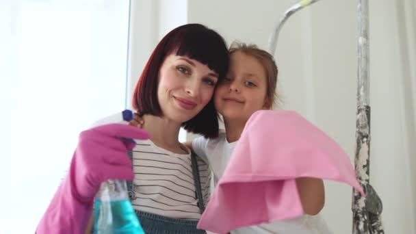 Hermosa Joven Hija Pequeña Sonríen Mientras Preparan Ventana Limpieza Casa — Vídeos de Stock