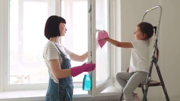 Mor Lär Sin Lilla Dotter Hushållssysslor Tvättar Fönstret Sitt Hus — Stockvideo