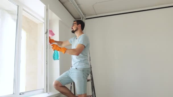 快乐的高加索人专业的窗户清洁剂清洁设备和液体肥皂公寓装修后 — 图库视频影像