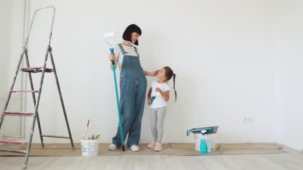 Junge Mutter Und Lustiges Kind Haben Spaß Bei Der Reparatur — Stockvideo