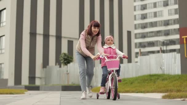Jolie Jeune Mère Enseignant Petite Fille Âge Préscolaire Vélo Dans — Video