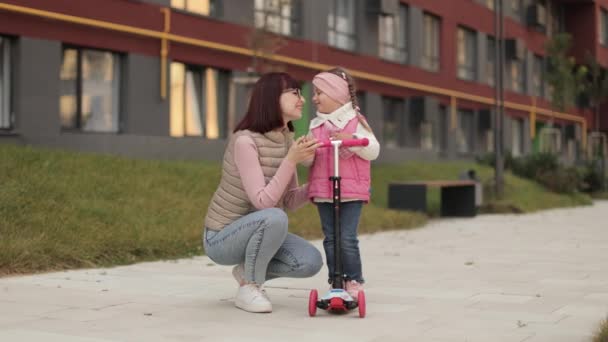 Mulher Caucasiana Atraente Abraçando Sua Menina Pequena Scooter Para Criança — Vídeo de Stock