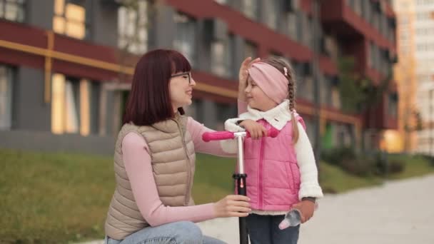 Щаслива Сім Двох Весела Молода Мати Навчає Свою Милу Доньку — стокове відео