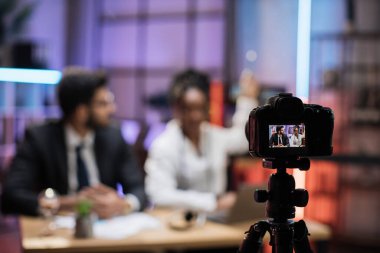 Çekici erkek ve kadın finansörler, Arap menajer ve kendine güvenen Afro-Amerikan iş kadını ile birlikte cam levhadaki çevrimiçi ekonomik grafikleri meslektaşlarına açıklayan ekran görüntüsü.