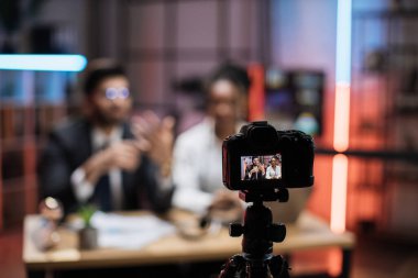 Çeşitli iş arkadaşlarıyla kamera görüntüsü, başarılı bir Afrikalı Amerikalı iş kadını ve Hintli. İnternet işi kursları için yeni video kaydediyor..