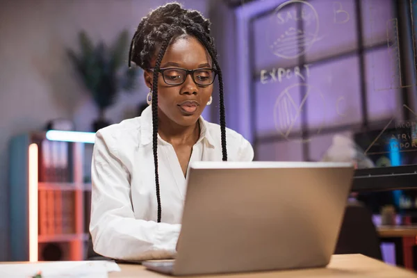 Donna Afroamericana Abito Formale Seduta Alla Scrivania Guardando Computer Portatile — Foto Stock