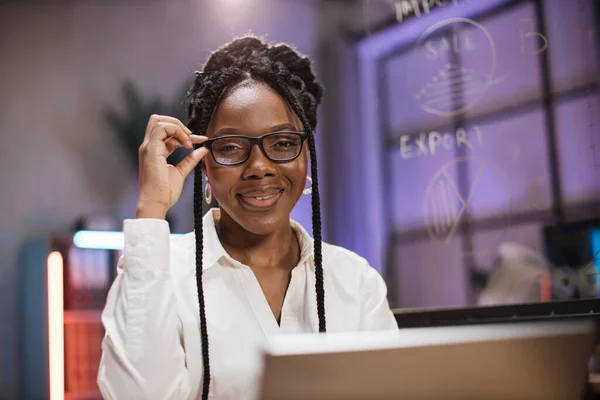 Donna Afroamericana Abito Formale Seduta Alla Scrivania Guardando Computer Portatile — Foto Stock