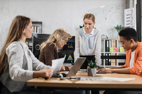 Grupp Kompetenta Kvinnliga Handlare Sitter Tillsammans Kontoret Skrivbord Med Olika — Stockfoto