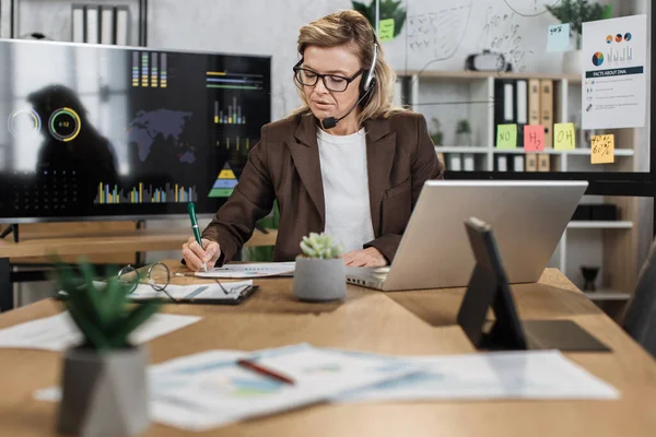 Hermosa Mujer Caucásica Madura Ropa Formal Auriculares Sentados Informe Escritura —  Fotos de Stock