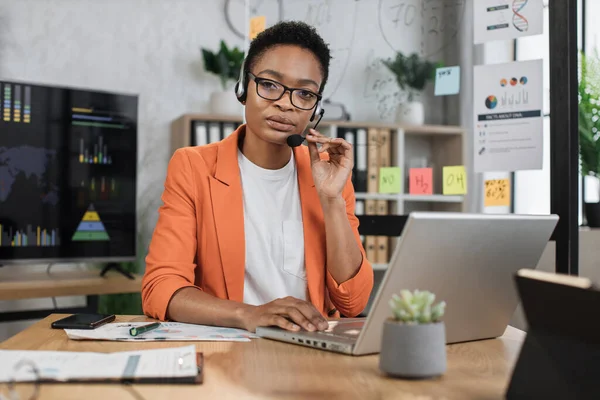 Portrait Une Femme Affaires Africaine Attrayante Dans Casque Assis Bureau — Photo