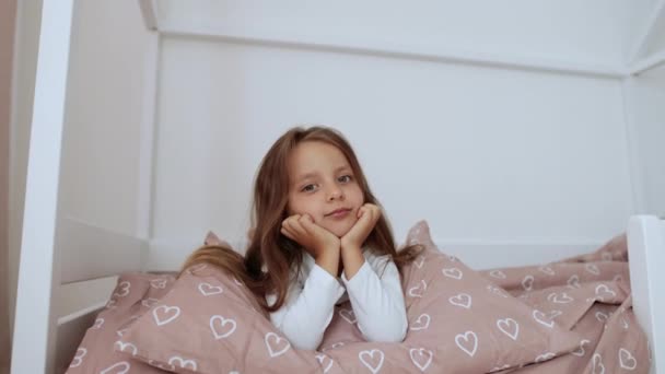 Close Portret Słodkiej Dziewczynki Patrząc Aparat Uśmiechając Się Leżąc Jej — Wideo stockowe
