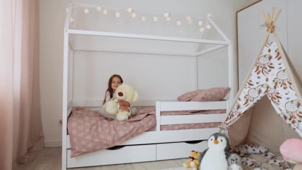 Menina Bonito Pijama Abraçando Seu Urso Brinquedo Casa Madeira Escandinava — Vídeo de Stock