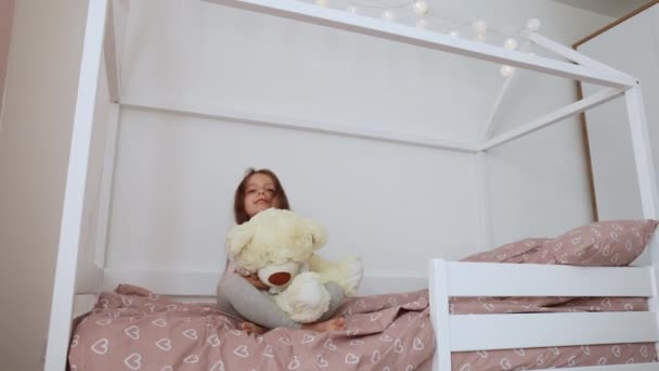 Cute Little Girl Piżamie Przytulanie Jej Misia Zabawki Skandynawskim Drewnianym — Wideo stockowe