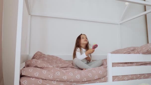 Летняя Девочка Расчесывает Длинные Волосы Своей Спальне Утром Забавная Маленькая — стоковое видео