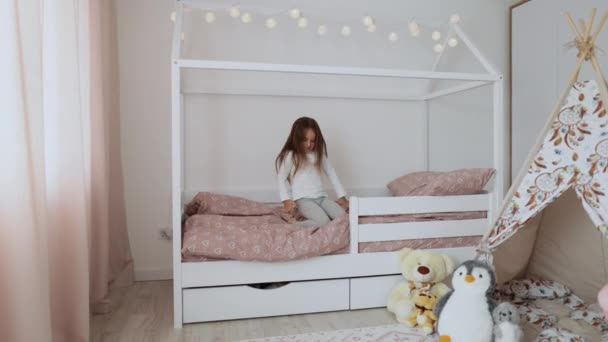 Cute Little Szczęśliwy Kaukaski Dziewczyna Skacząc Białym Skandynawskim Drewnianym Domu — Wideo stockowe