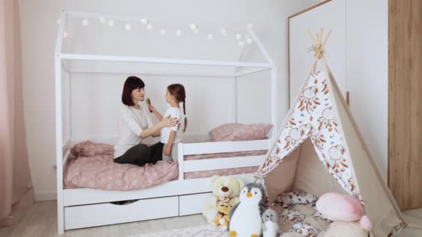 Sevimli Küçük Bir Kız Pürüzsüz Saçlarını Tarıyor Yatak Odasının Içindeki — Stok video