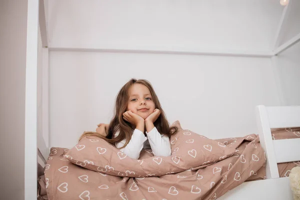 Close Portret Van Zoet Klein Meisje Kijken Naar Camera Glimlachen — Stockfoto