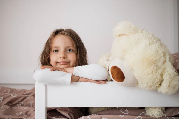 Uyanan Tatlı Bir Kız Çocuğunun Görüntüsü Sağlık Güzellik Kavramı Oyuncak — Stok fotoğraf