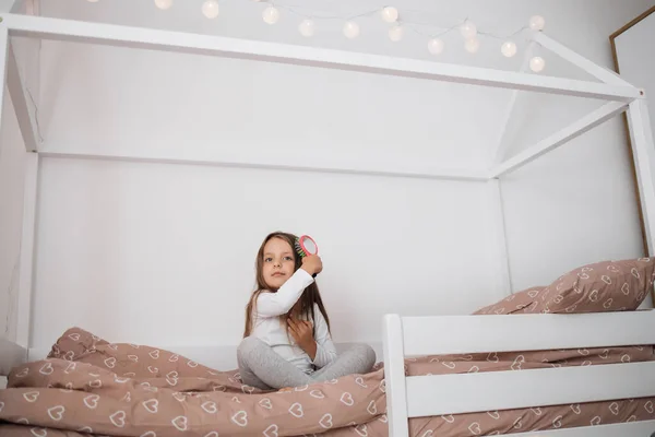 Yaşında Bir Kız Sabah Yatak Odasında Uzun Saçlarını Tarıyor Saçını — Stok fotoğraf