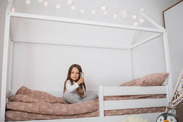 Yaşında Bir Kız Sabah Yatak Odasında Uzun Saçlarını Tarıyor Saçını — Stok fotoğraf