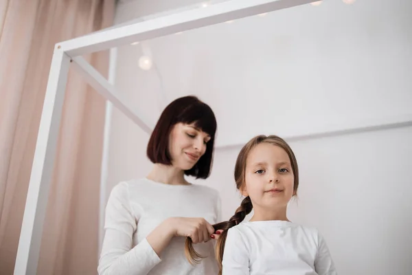 Alegre Mamá Niñera Peinando Lindo Pelo Hijas Preescolares Feliz Madre — Foto de Stock