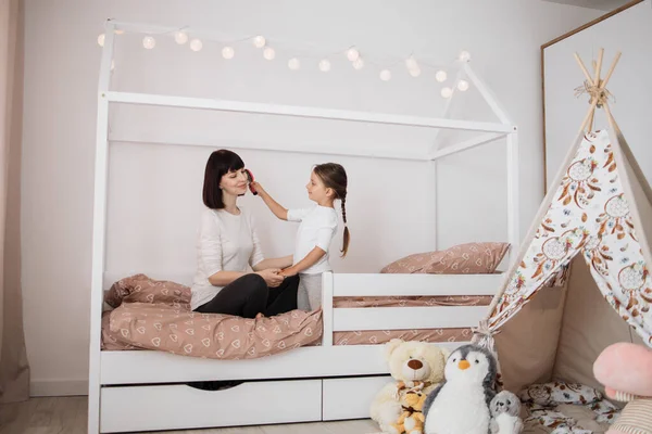 Sevimli Küçük Bir Kız Pürüzsüz Saçlarını Tarıyor Yatak Odasının Içindeki — Stok fotoğraf