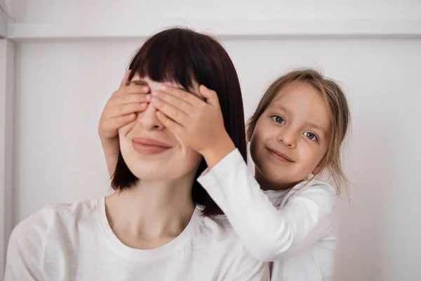 Tevreden Kaukasische Kleuter Meisje Sluit Ogen Voor Jonge Dame Feliciteert — Stockfoto