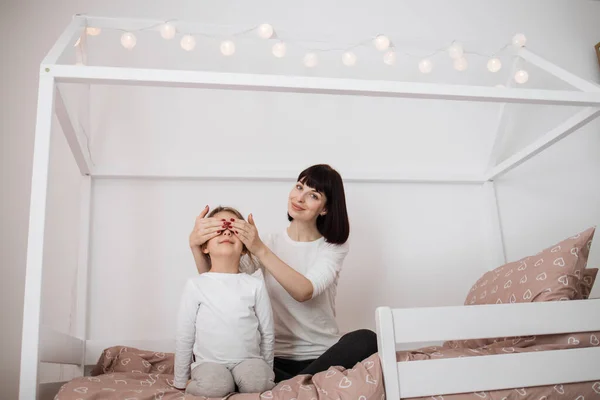 Vrolijke Moeder Babysitter Sluit Ogen Voor Haar Schattige Kleine Kleuter — Stockfoto