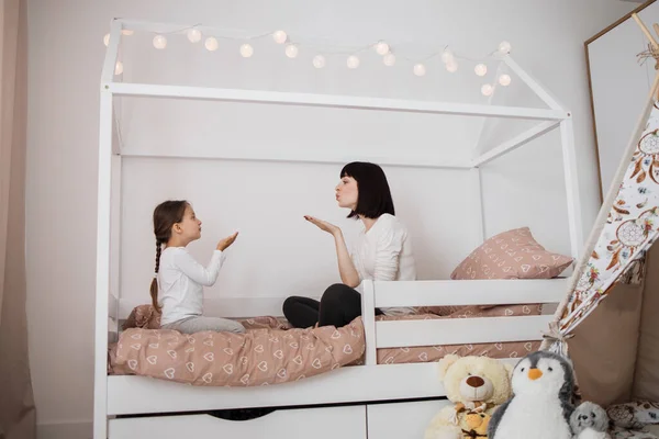 Güzel Genç Bir Anne Pijamalı Küçük Kızının Evde Yatakta Birbirlerine — Stok fotoğraf