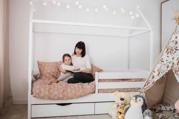 Neşeli Beyaz Anaokulu Kızı Genç Bayan Annesinin Portresi Yatak Odasında — Stok fotoğraf