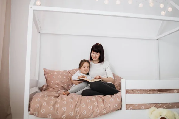 Portret Van Vrolijke Blanke Kleuter Meisje Haar Jonge Dame Moeder — Stockfoto