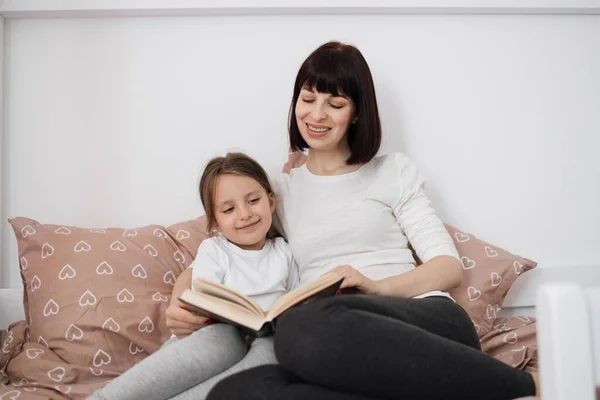 Närbild Leende Mamma Och Liten Dotter Koppla Mysig Säng Läsa — Stockfoto