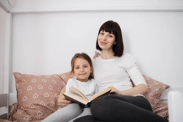 Gülümseyen Anne Küçük Kızının Rahat Yatağında Rahatlayıp Komik Çocuk Kitapları — Stok fotoğraf