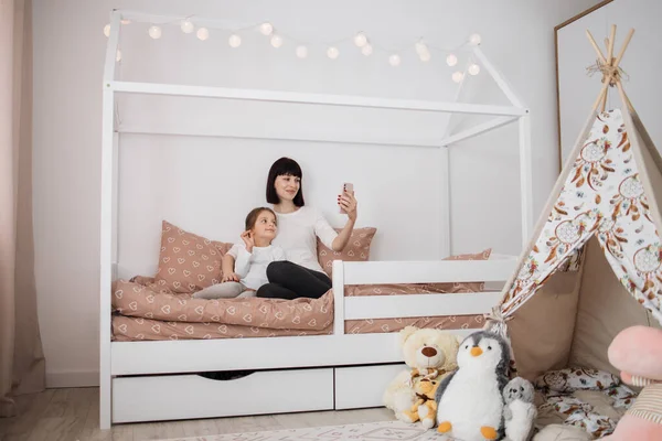 Genç Anne Kızı Yatak Odasında Oynuyorlar Komik Anne Güzel Çocuk — Stok fotoğraf