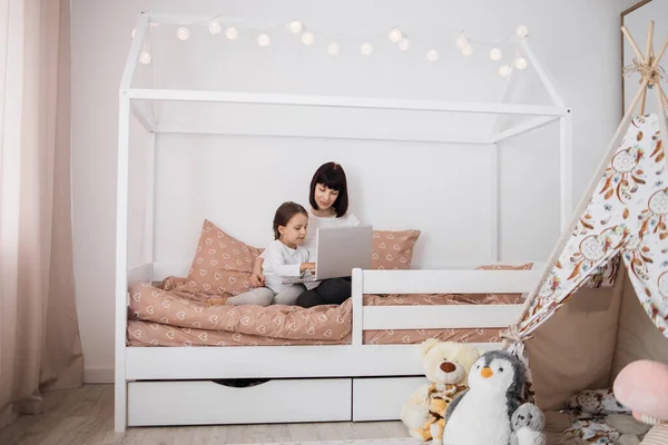 Mutlu Tatlı Kız Genç Anne Evde Rahat Bir Yatak Odasında — Stok fotoğraf