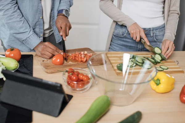 Kéz Közelről Friss Zöldségeket Vagdosni Paradicsom Uborka Késsel Pár Salátát — Stock Fotó