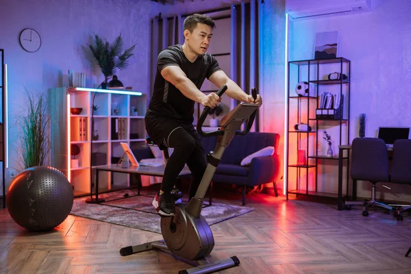 Thuis Fitness Workout Jonge Aziatische Man Atleet Training Slimme Stationaire — Stockfoto