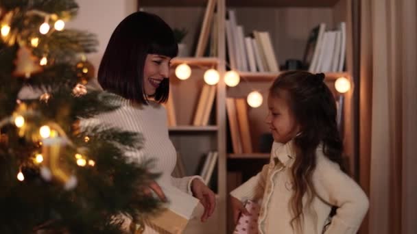 Julfamiljens Fest Leende Ung Kvinna Utbyta Dela Julklappar Med Sin — Stockvideo