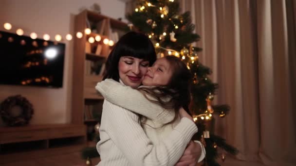 아름답고 코카서스 엄마는 시간에 집에서 장식된 크리스마스 앉아서 귀여운 성인식 — 비디오